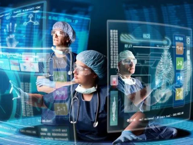 Varios trabajadores del sector salud observando imágenes medicas en un computador